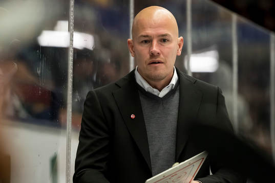 Vita Hästens tränare Jonas Johnson i ishockeymatchen i
