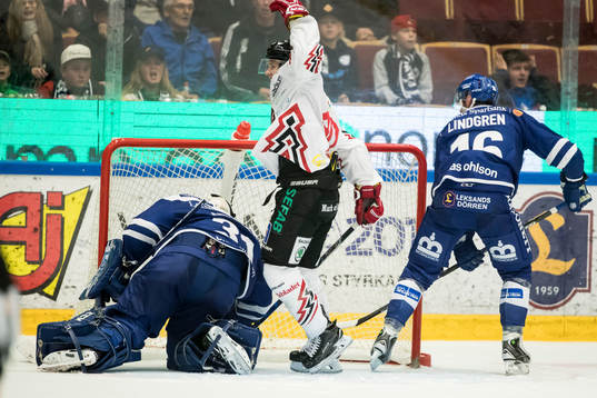 Vita Hästens Mattias Kalin jublar framför Leksands