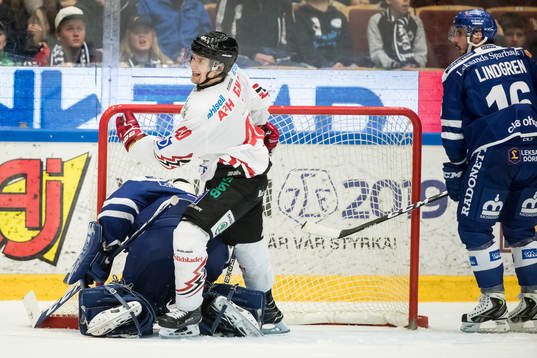 Vita Hästens Mattias Kalin jublar framför Leksands