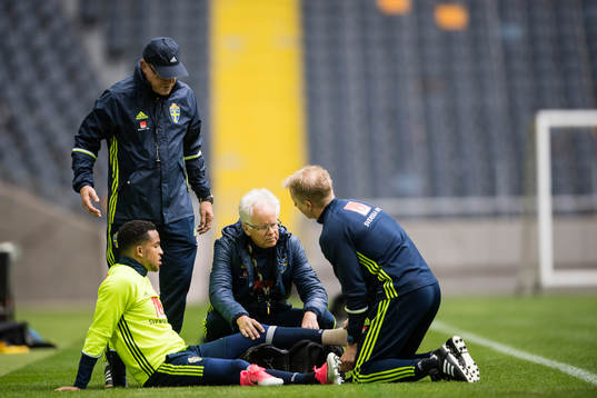 Martin Olsson skadas och tittas till av förbundskapten