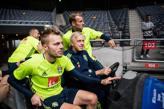 Landslagschef Lars Richt skjutsar Sebastian Larsson och Ola