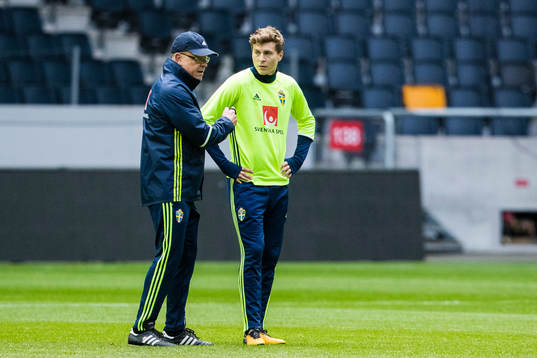 Sveriges förbundskapten Janne Andersson och Victor Nilsson