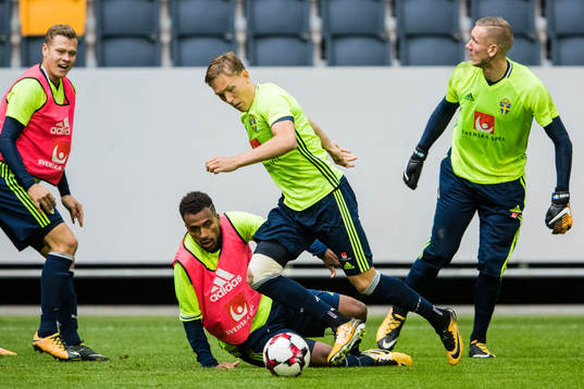 Sveriges Isaac Kiese Thelin i kamp om bollen med Sveriges