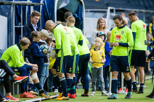 De svenska spelarna skriver autografer
