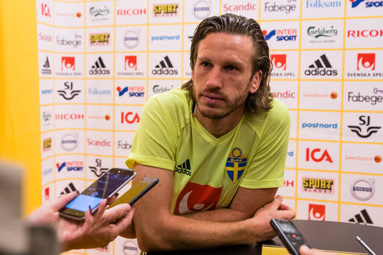 Sveriges Gustav Svensson blir intervjuad av media i mixed