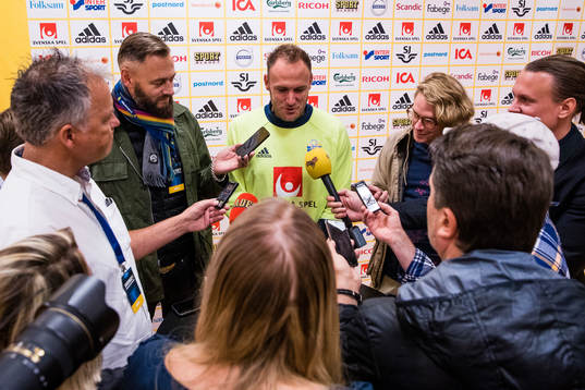 Sveriges Andreas Granqvist blir intervjuad av media i mixed