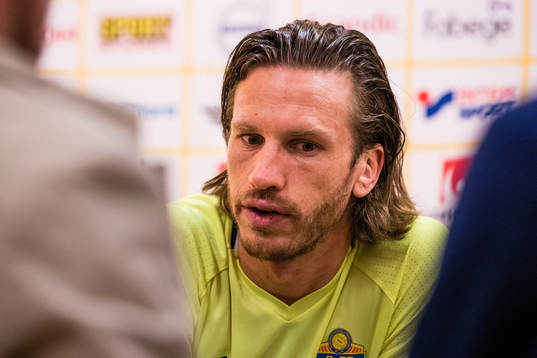 Sveriges Gustav Svensson blir intervjuad av media i mixed