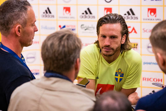 Sveriges Gustav Svensson blir intervjuad av media i mixed