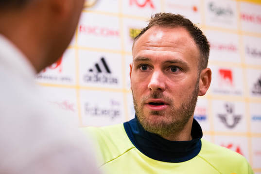 Sveriges Andreas Granqvist blir intervjuad av media i mixed