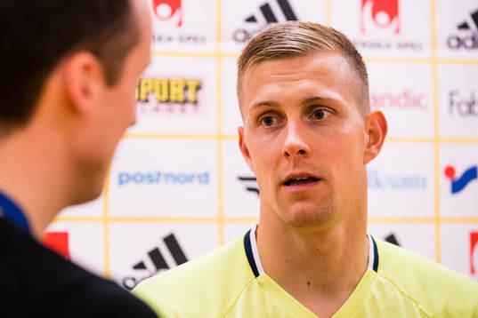 Sveriges målvakt Karl-Johan Johnsson blir intervjuad av