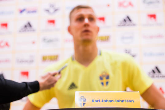 Sveriges målvakt Karl-Johan Johnsson blir intervjuad av