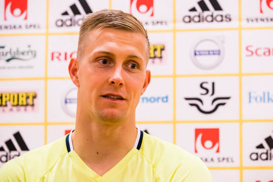 Sveriges målvakt Karl-Johan Johnsson blir intervjuad av