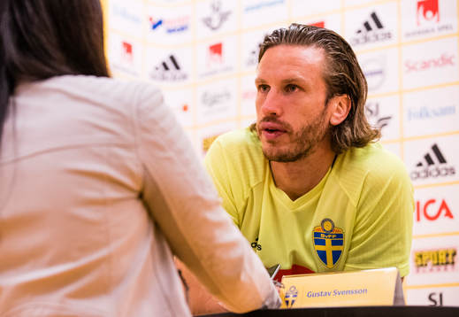 Sveriges Gustav Svensson blir intervjuad av media i mixed