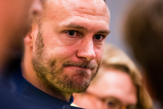 Sveriges Andreas Granqvist blir intervjuad av media i mixed