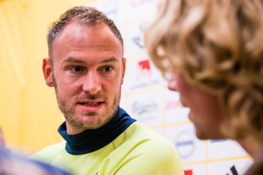 Sveriges Andreas Granqvist blir intervjuad av media i mixed