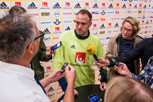Sveriges Andreas Granqvist blir intervjuad av media i mixed