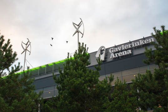 Fåglar utanför Gavlerinken Arena före ishockeymatchen i