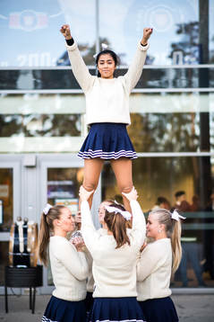 cheerleaders utanför Vida Arena innan ishockeymatchen i