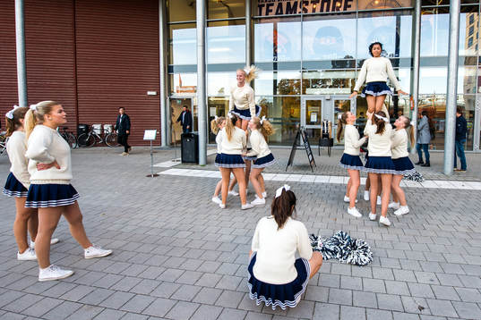 cheerleaders utanför Vida Arena innan ishockeymatchen i