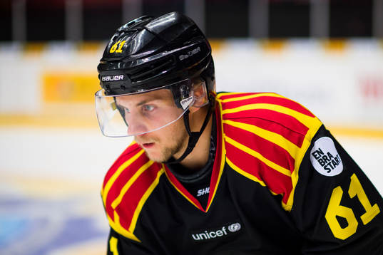 Brynäs Juuso Ikonen före ishockeymatchen i SHL mellan