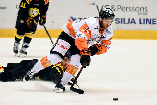 Karlskronas Mattias Guter och Brynäs Kevin Clark
