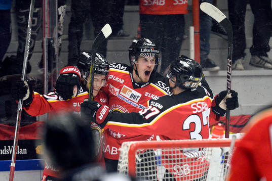 Luleås Emil Larsson jublar med lagkamrater