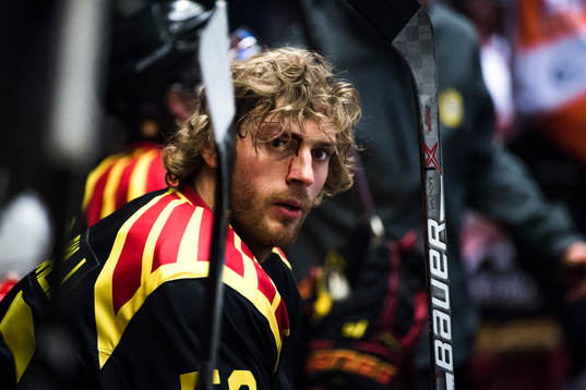 Brynäs Christopher Liljewall med blod i ansiktet