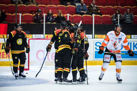 Brynäs spelare jublar