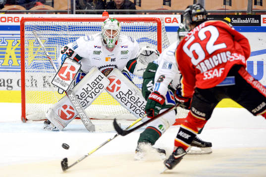 Luleås Karl Fabricius och Frölundas målvakt Johan