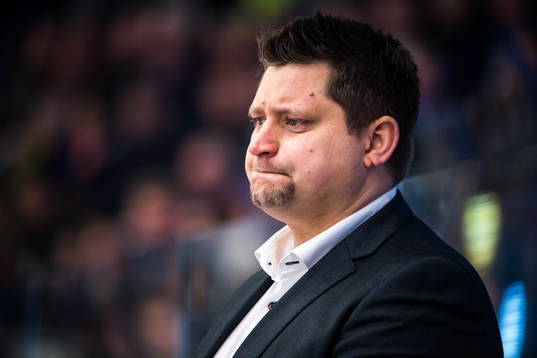 Moras tränare Mattias Karlin  deppar