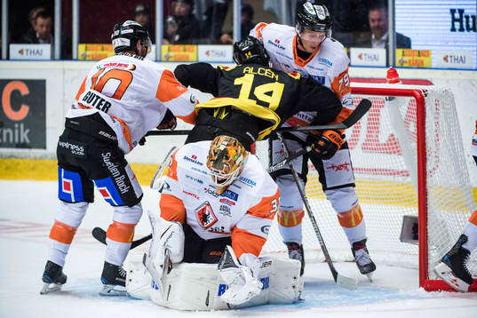 Brynäs Johan Alcén i en kamp mot Karlskronas Mattias