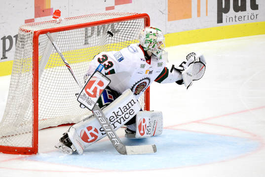 Luleås Joey Hishon (ej i bild) gör 2-1 bakom Frölundas