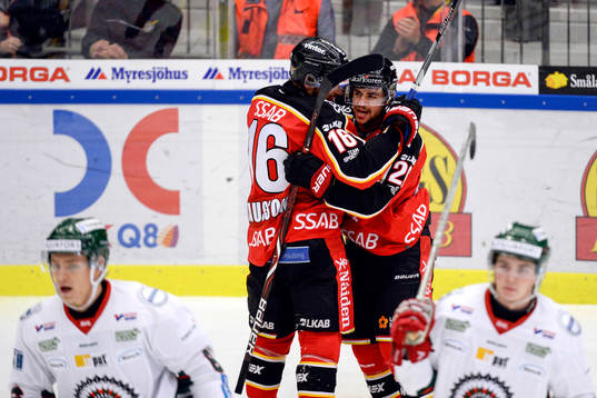 Luleås Niklas Olausson och Joey Hishon jublar