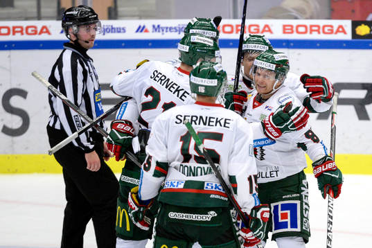 Frölundas Mats Rosseli Olsen jublar med lagkmarter