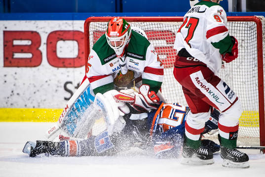 Växjös Pontus Netterberg på väg in i Moras målvakt