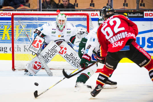Frölundas målvakt Johan Mattsson och Luleås Karl