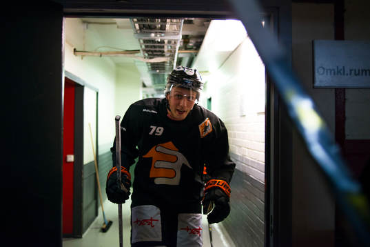 Karlskronas Emil Lundberg före ishockeymatchen i SHL