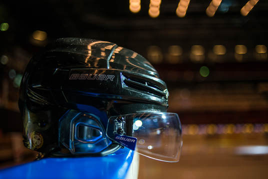 En hjälm före ishockeymatchen i SHL mellan Brynäs och