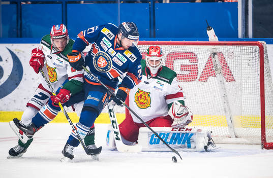 Växjös Martin Lundberg  oroar framför Moras målvakt