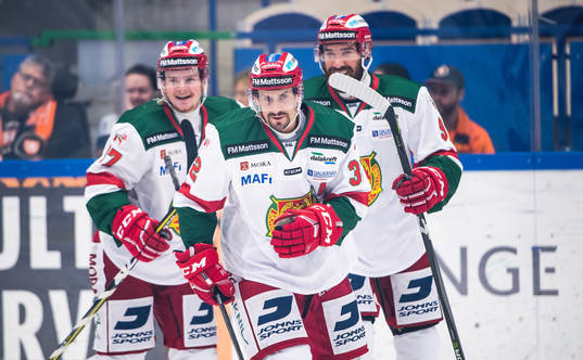 Moras Daniel Grillfors jublar med lagkamrater