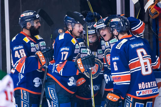 Växjös David Madsenjublar med lagkamrater