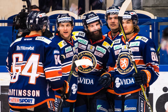 Växjös Linus Fröberg  jublar med lagkamrater