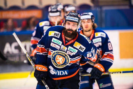 Växjös Linus Fröberg  jublar med lagkamrater