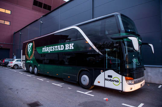 Färjestads spelarbuss utanför Malmö Arena innan