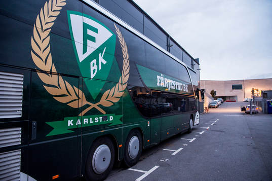 Färjestads spelarbuss utanför Malmö Arena innan