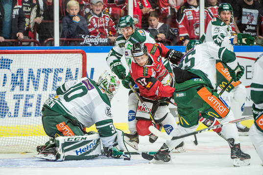 Malmö Redhawks Daniel Zaar mot Färjestads målvakt Lars
