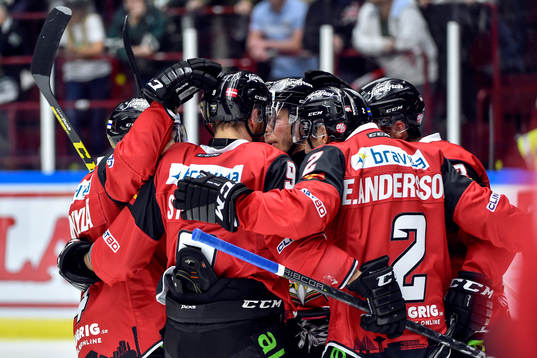 Malmö Redhawks Nichlas Hardt jublar med lagkamrater