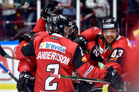 Malmö Redhawks Nichlas Hardt jublar med lagkamrater
