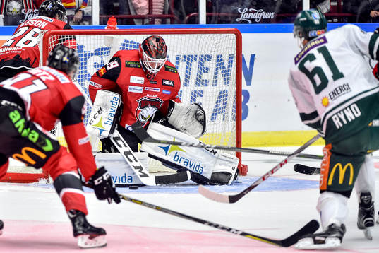 Färjestads Johan Ryno och Malmö Redhawks målvakt Oscar