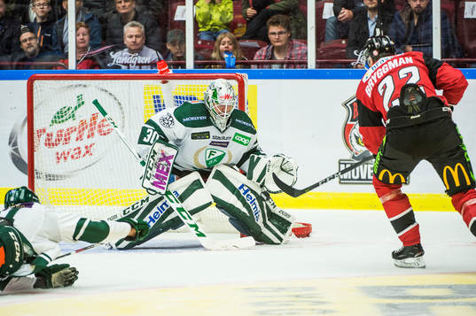 Malmö Redhawks Lars Bryggman mot Färjestads målvakt Lars
